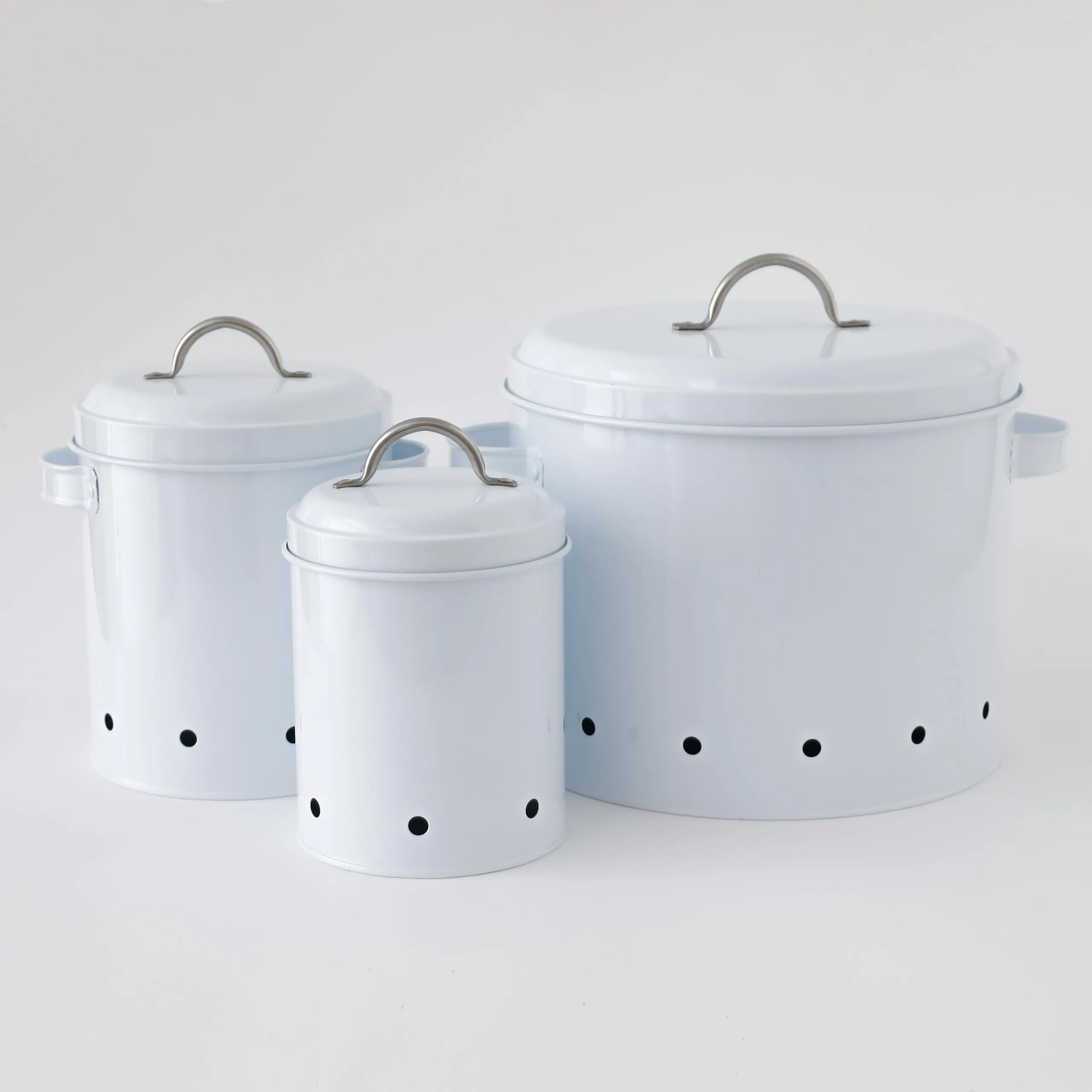 The Better Home Kitchen Storage Containers Set (3Pcs - 1.8L, 3.5L, 9.5L) | Metal Onion Potato Basket with Lid | Pantry Organisers & Storage (11.2 x 14.5cm, 14 x 17.5cm & 22.5 x 19.3cm) | White